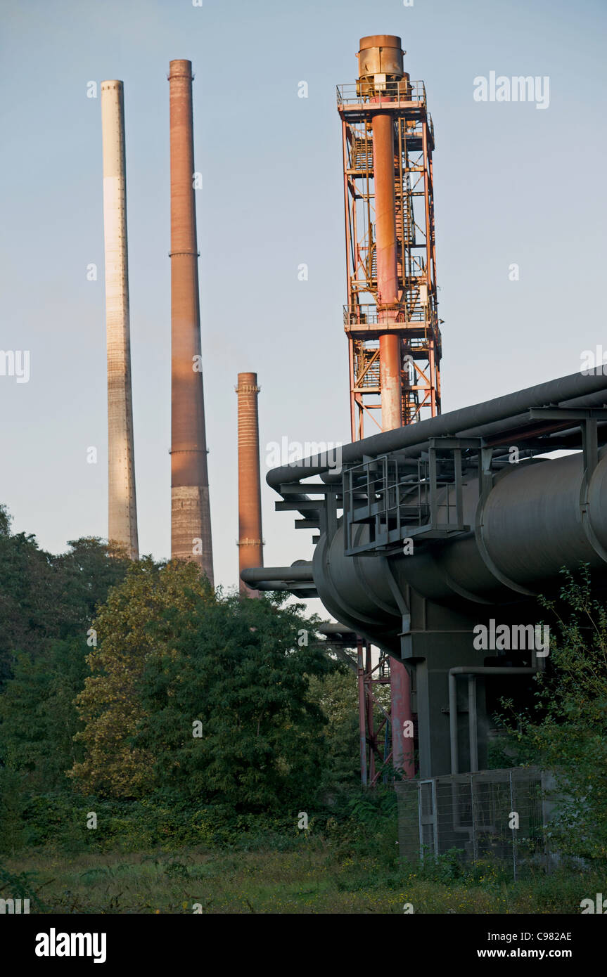 Tubazione alimentazione degli altiforni e forni a coke di gas da una fabbrica di acciaio per una centrale elettrica a gas, Duisburg-Hamborn, Germania. Foto Stock