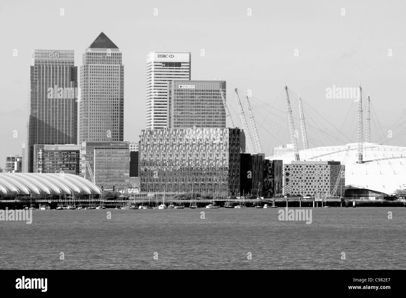 Canary Wharf sulle rive del fiume Tamigi Foto Stock