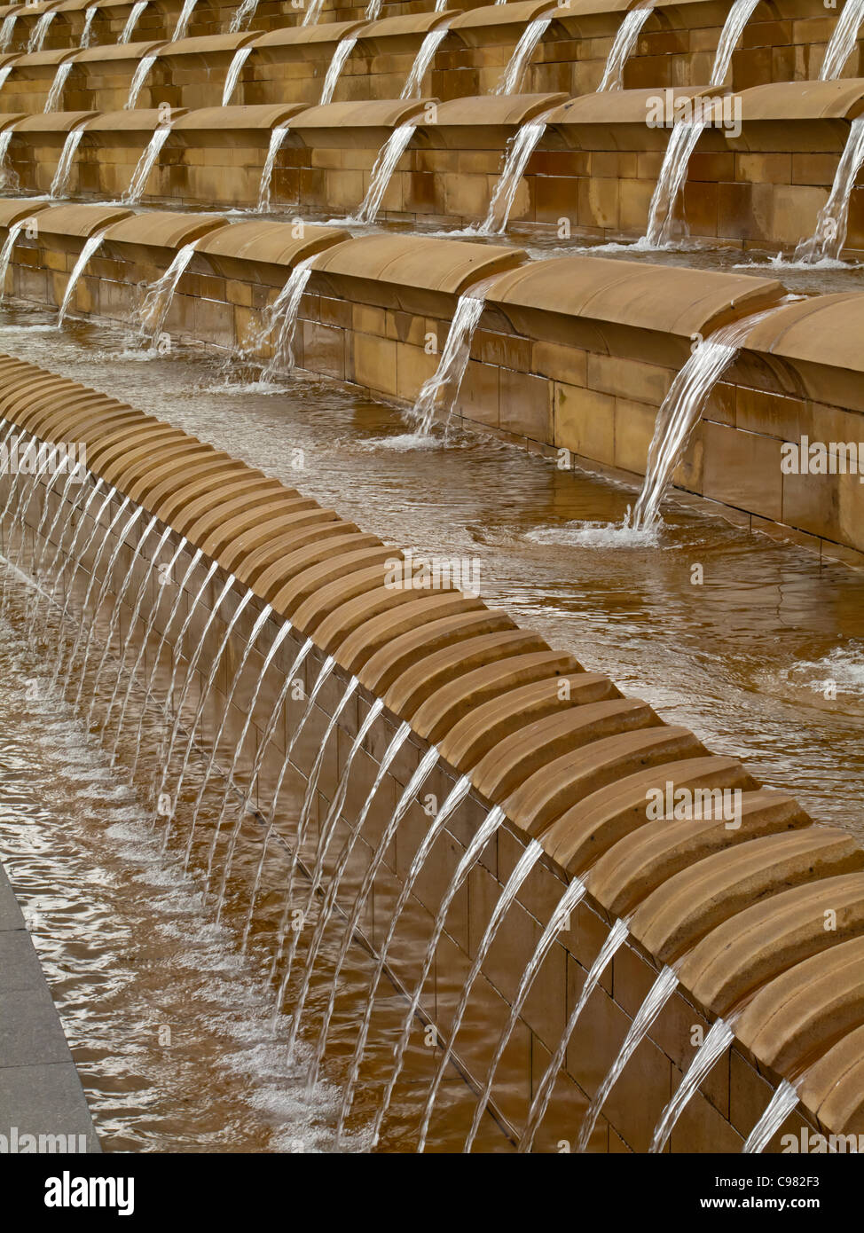 Dettaglio della cascata di acqua in un covone Square Sheffield South Yorkshire England Regno Unito progettato per dare una buona impressione ai visitatori Foto Stock