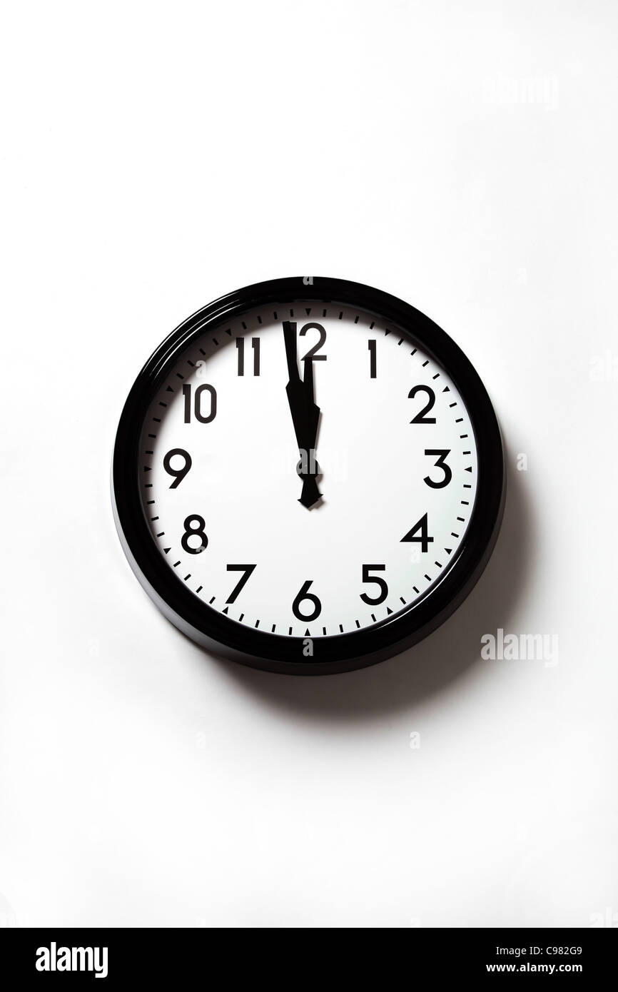 Un orologio impostato in avvicinamento o mezzanotte mezzogiorno Foto stock  - Alamy