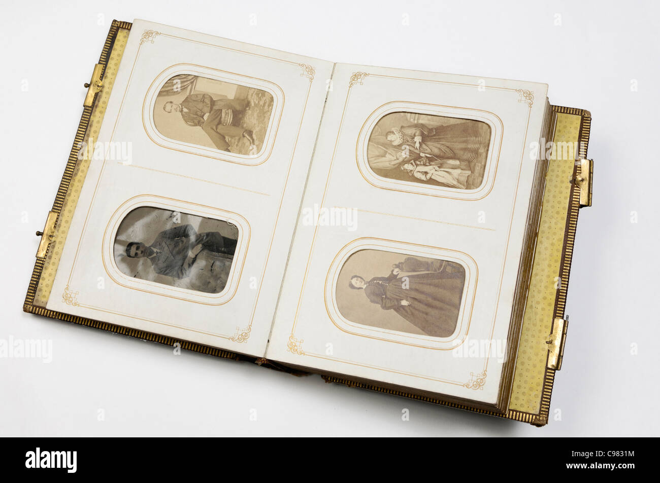 Primo piano di un palazzo del XIX secolo vintage photo album aperto su una pagina con ritratti vittoriana di american le donne e gli uomini Foto Stock