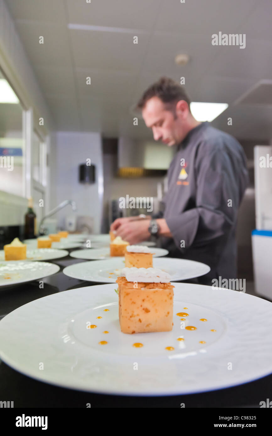 Jean-Michel maniere, il capo chef pasticcere guarnire e preparare uno della sua creazione: la crostata al limone con gelato., CHATEA Foto Stock