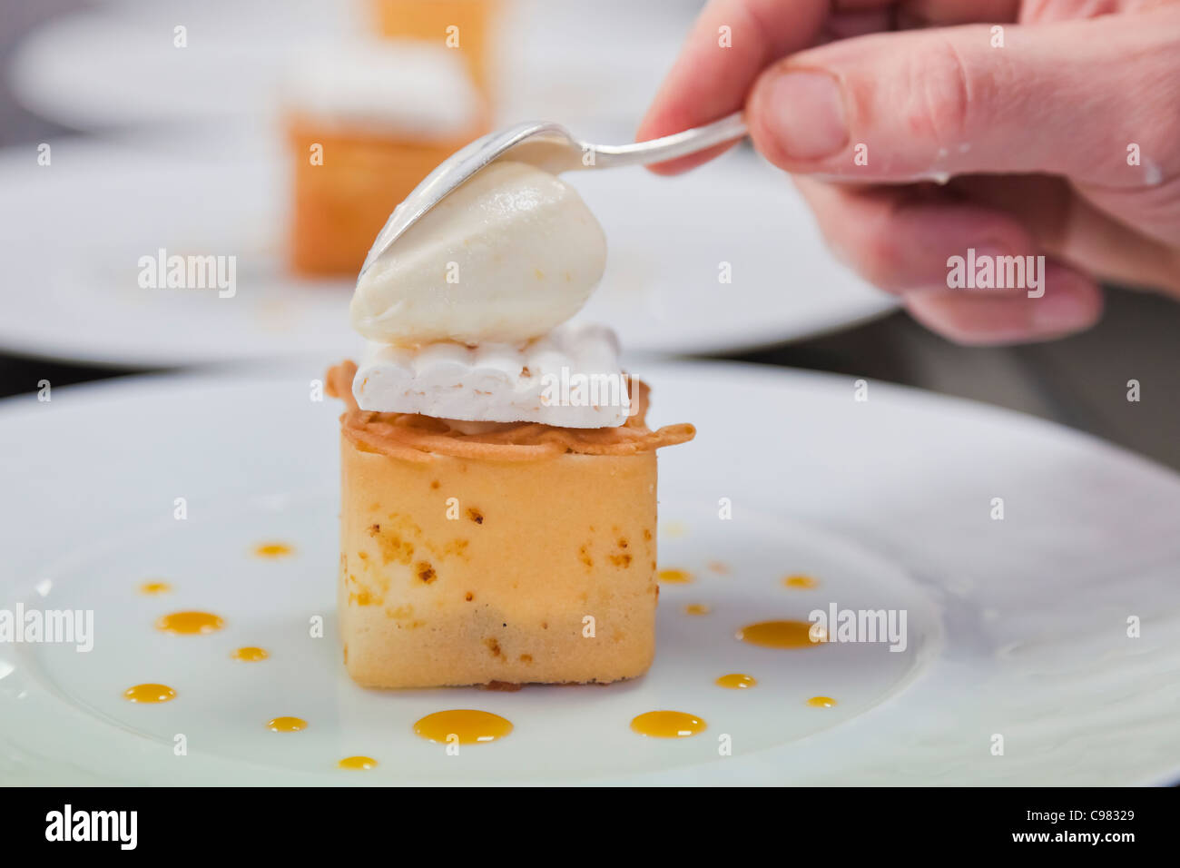 Tocco finale: una pallina di gelato sulla parte superiore della torta al limone., CHATEAU SAINT-MARTIN & SPA - 2490 Avenue des Templiers - BP 1 Foto Stock