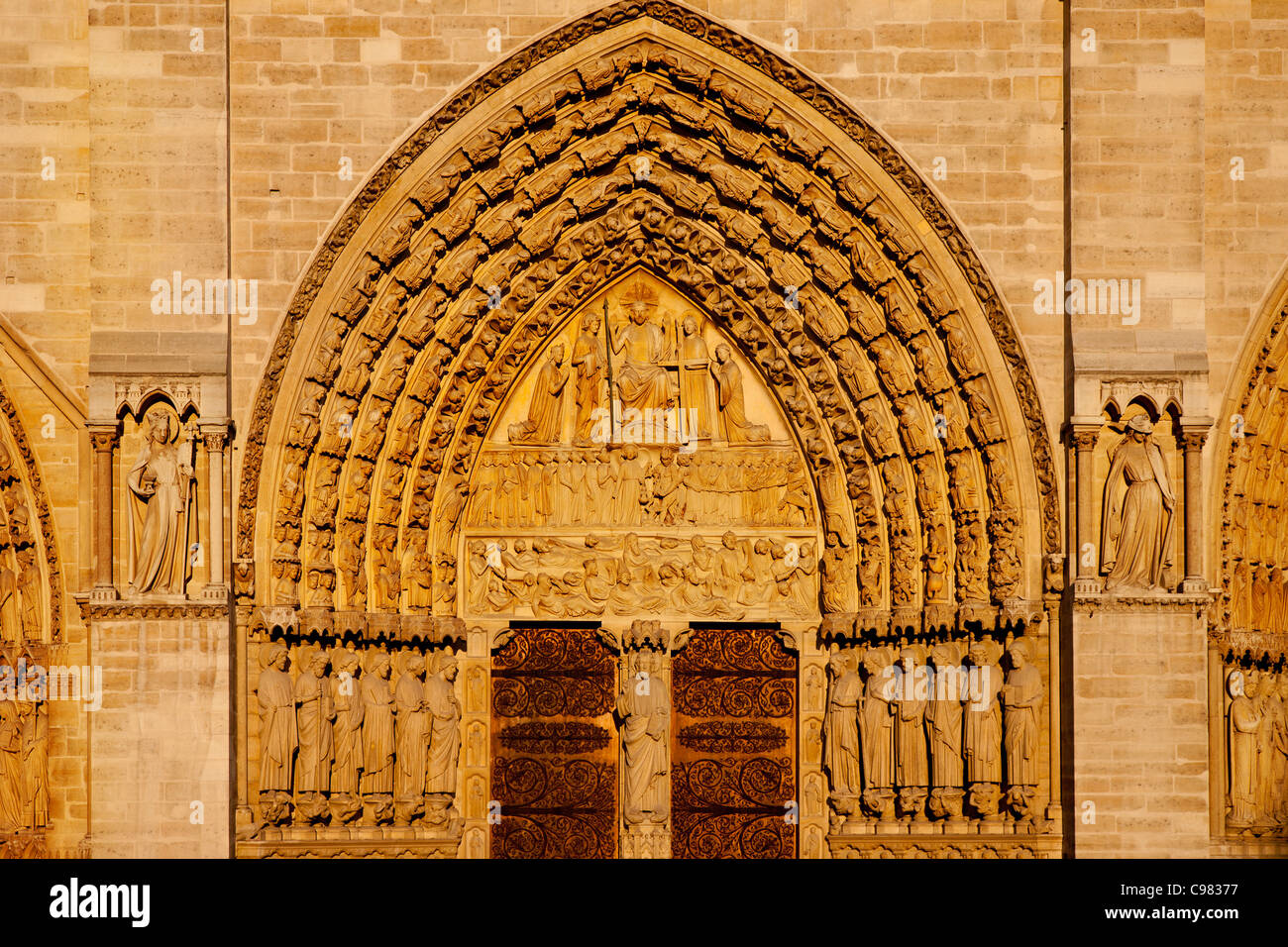 Sculture ornate circondano le porte anteriori della cattedrale di Notre Dame di Parigi Francia Foto Stock