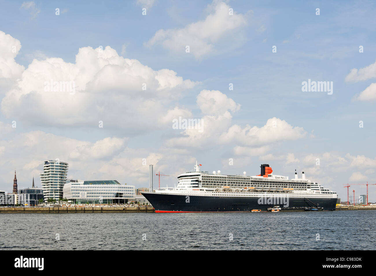 Crociera, Queen Mary 2 al porto di Amburgo, città anseatica di Amburgo, Germania, Europa Foto Stock