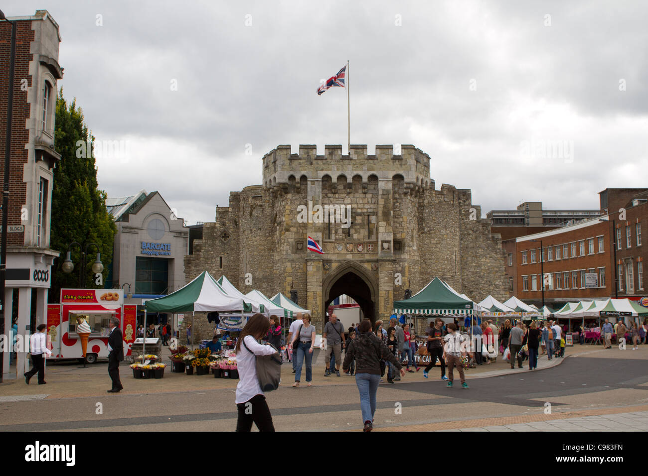 SOUTHAMPTON, Regno Unito - agosto 13: la folla in area pedonale di Southampton con Bargate storico in background. Foto Stock