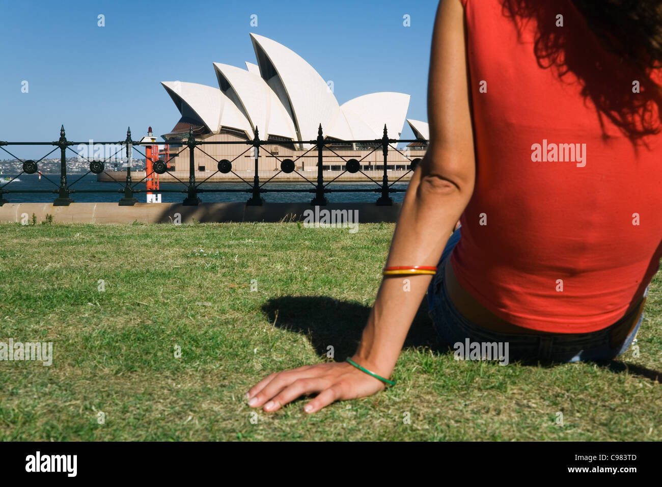 Rilassante turistica sul lungomare di Sydney con vista della Opera House di Sydney. Sydney, Nuovo Galles del Sud, Australia Foto Stock