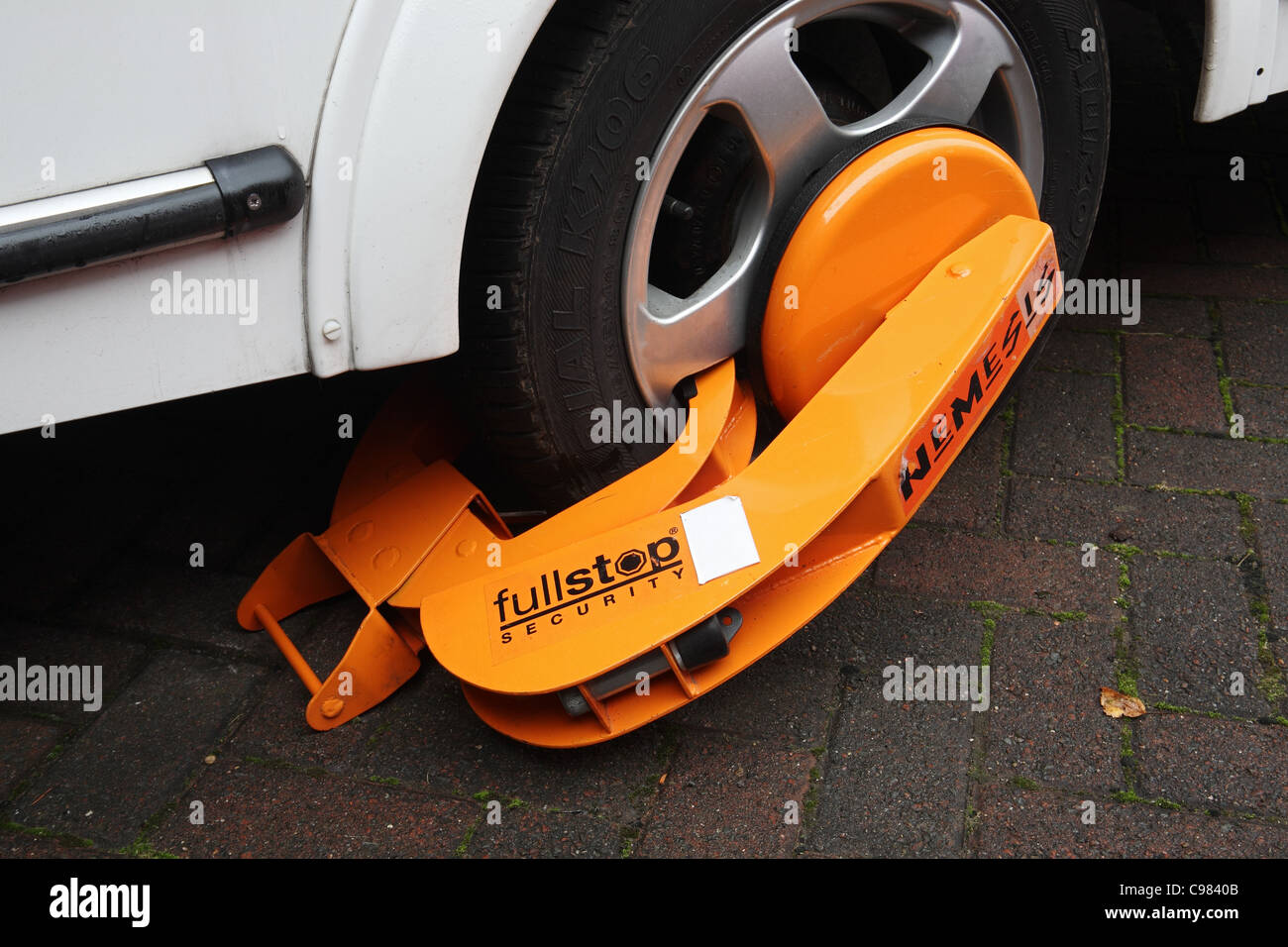 Una nemesi Fullstop caravan o rimorchio a morsetto di bloccaggio di ruota o dispositivo di sicurezza in posizione su un caravan Foto Stock