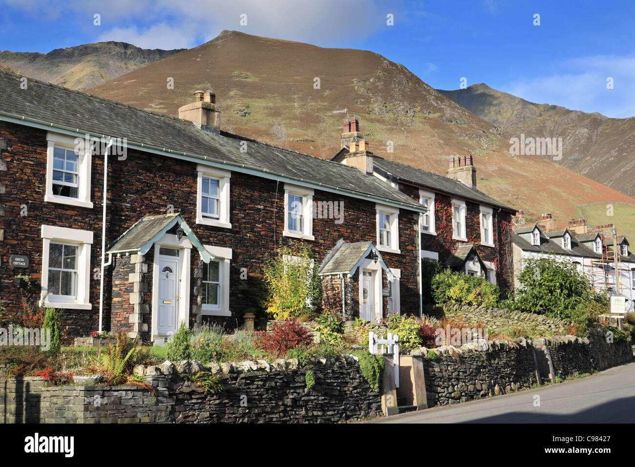 Fila di cottages Threlkeld Near Keswick, Lake District inglese, Cumbria, Regno Unito Foto Stock