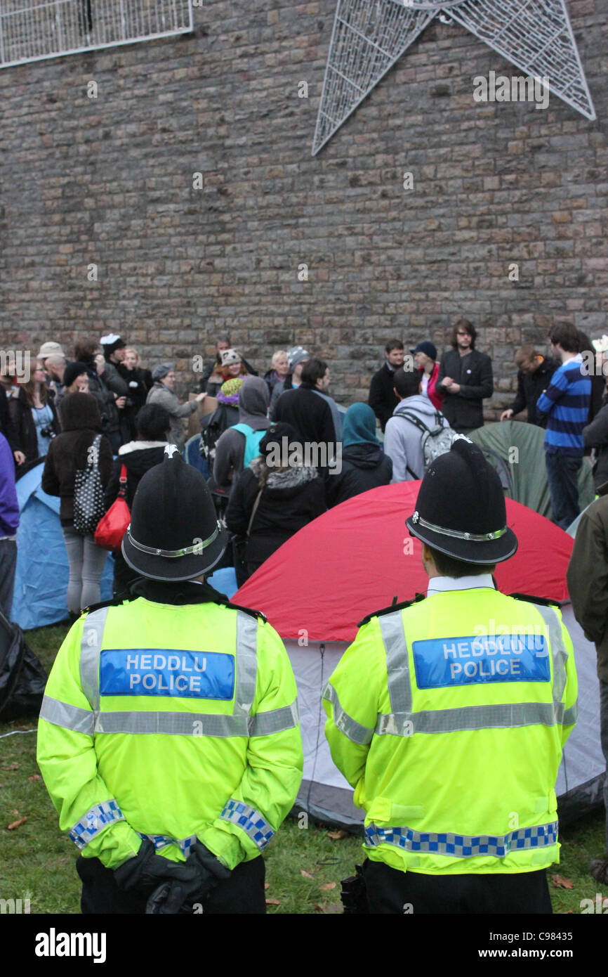 Cardiff, Galles, 16 novembre 2011. Polizia gallese guarda occupano la protesta. Foto Stock