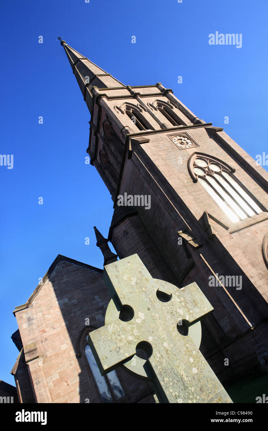 Croce celtica e la torre e il campanile della chiesa di San Giovanni Evangelista Keswick, Lake District inglese, Cumbria, Regno Unito Foto Stock