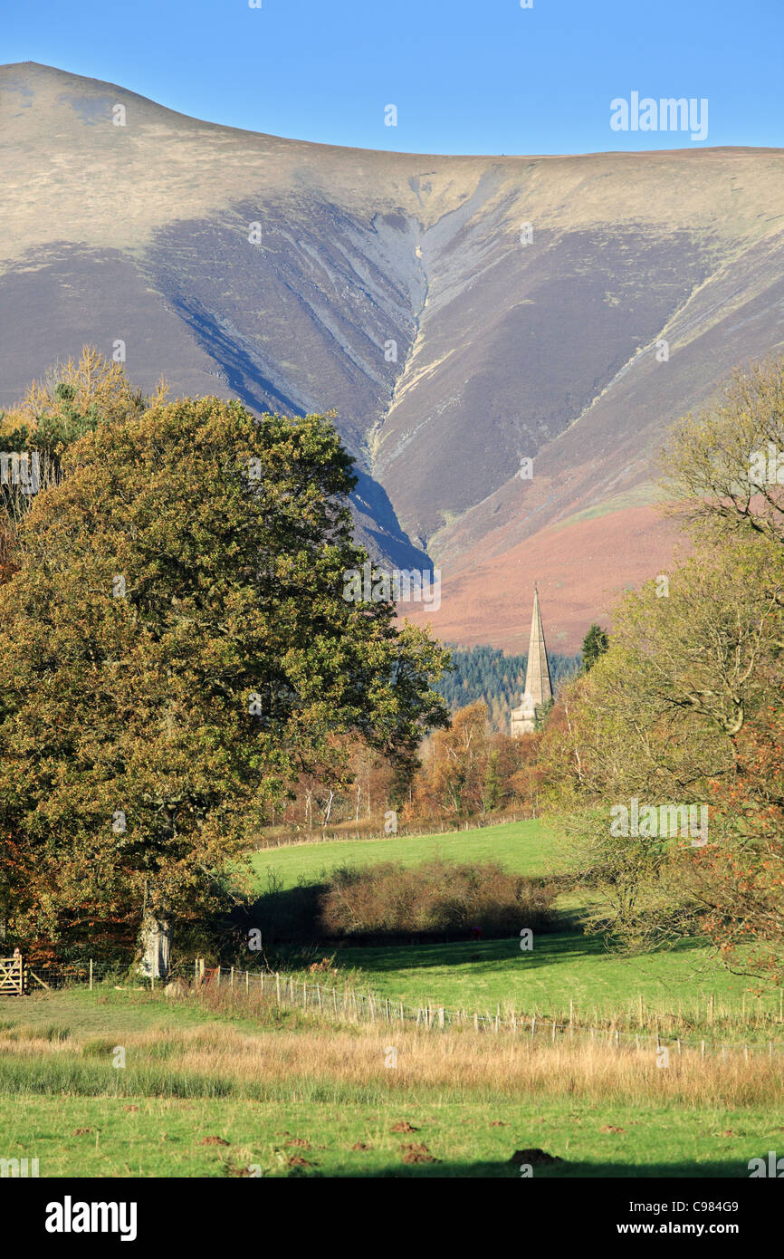 I colori autunnali, la guglia St Johns chiesa Keswick con Skiddaw in background, Lake District inglese, Cumbria, Regno Unito Foto Stock