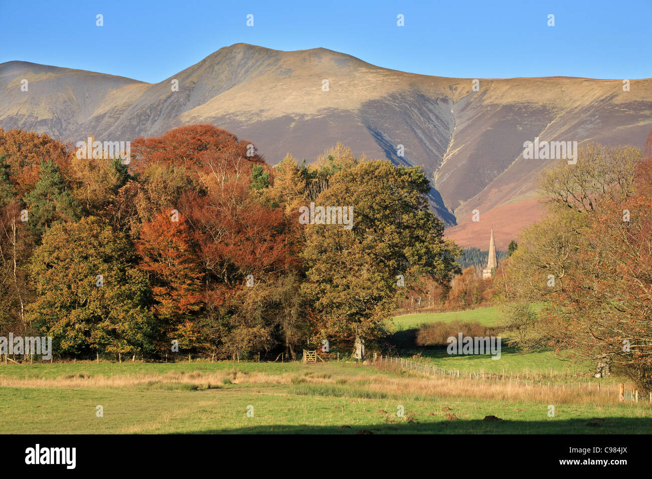 I colori autunnali, la guglia St Johns chiesa Keswick con Skiddaw in background, Lake District inglese, Cumbria, Regno Unito Foto Stock