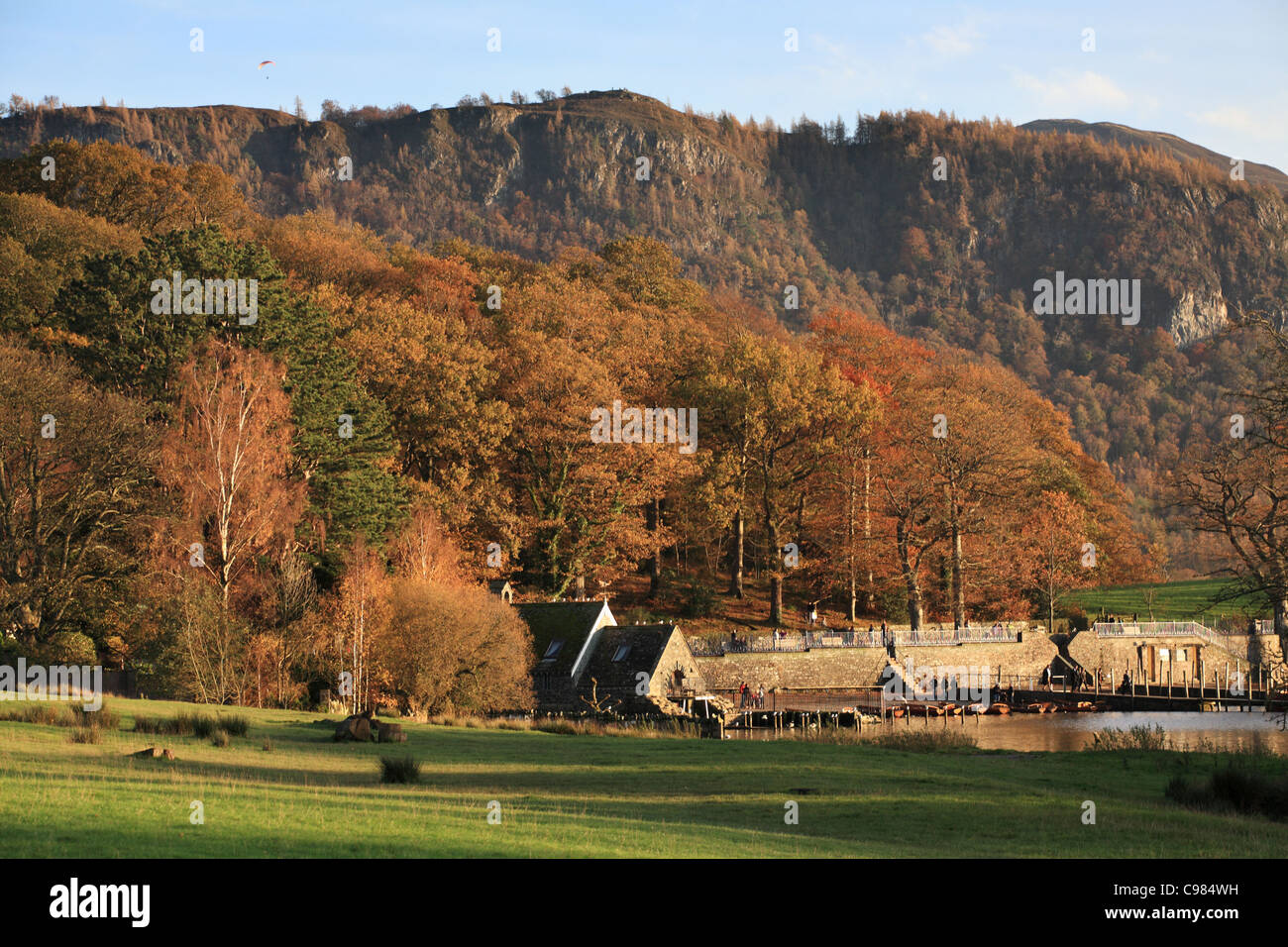Keswick imbarcadero in autunno con il deltaplano sopra Lake District inglese, Cumbria, Regno Unito Foto Stock