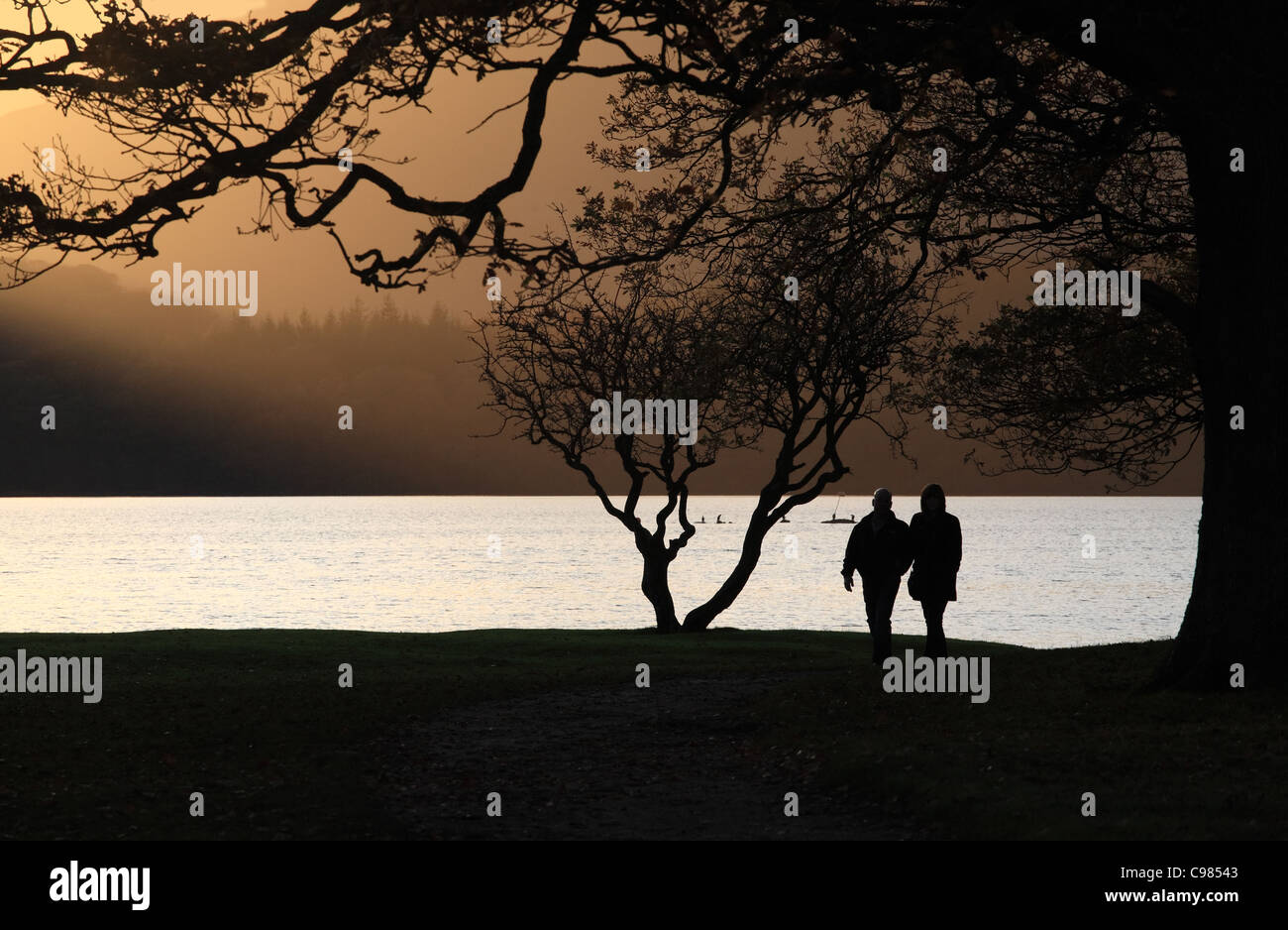Un paio in silhouette Derwent Water Keswick, Lake District inglese, Cumbria, Regno Unito Foto Stock