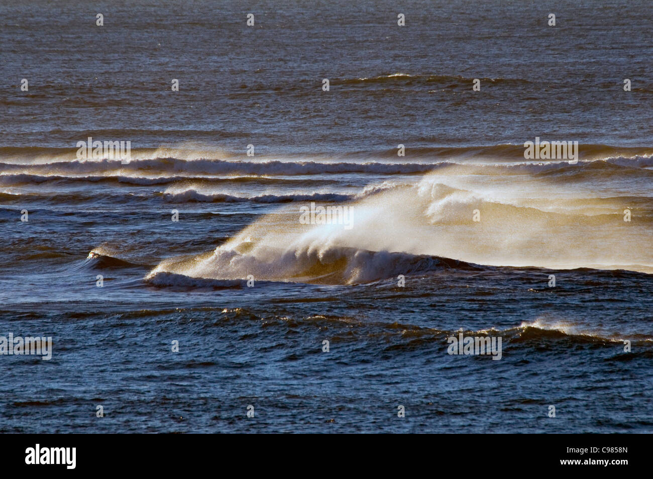 Seascape con le onde che si infrangono in prima mattinata a Kei bocca Foto Stock