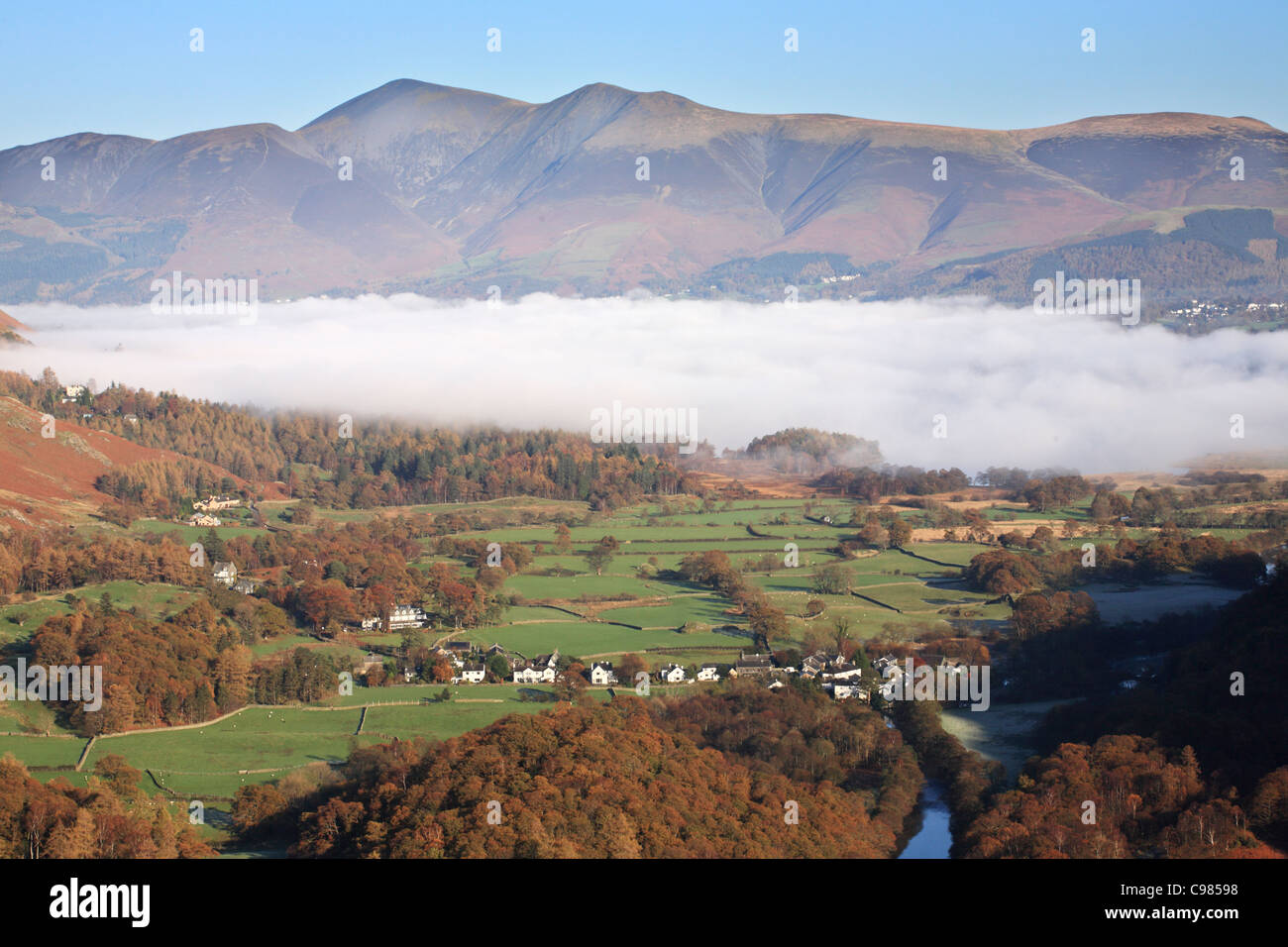 Villaggio di Grange una nebbia copriva il Derwent acqua dalla rupe del castello Lake District inglese, Cumbria, Regno Unito Foto Stock