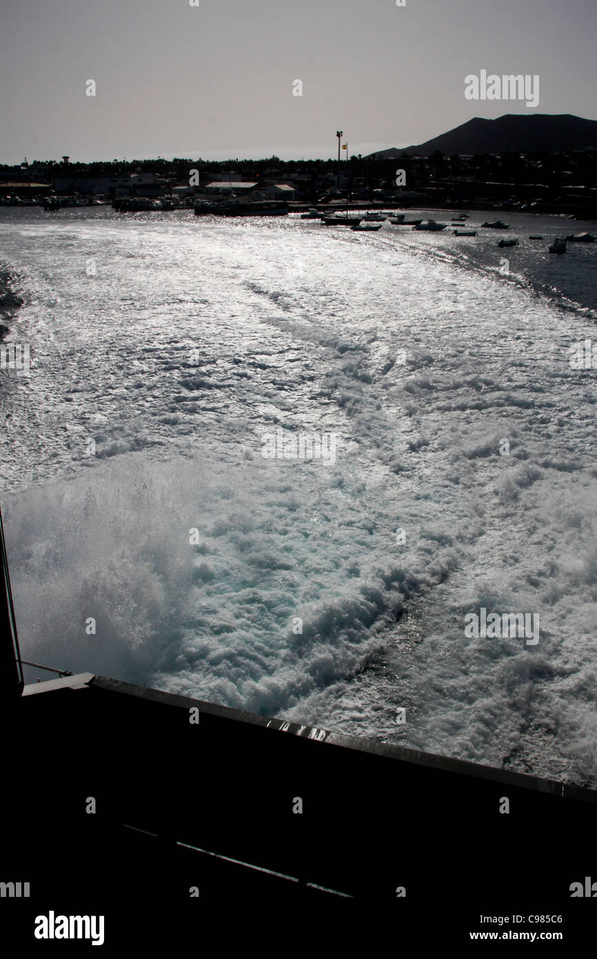 Scia dietro il traghetto Foto Stock