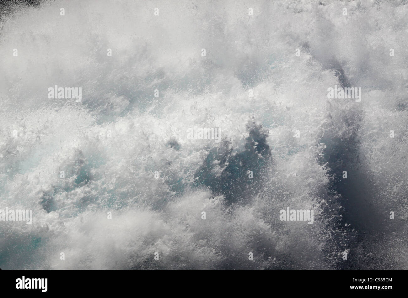 Scia dietro il traghetto Foto Stock