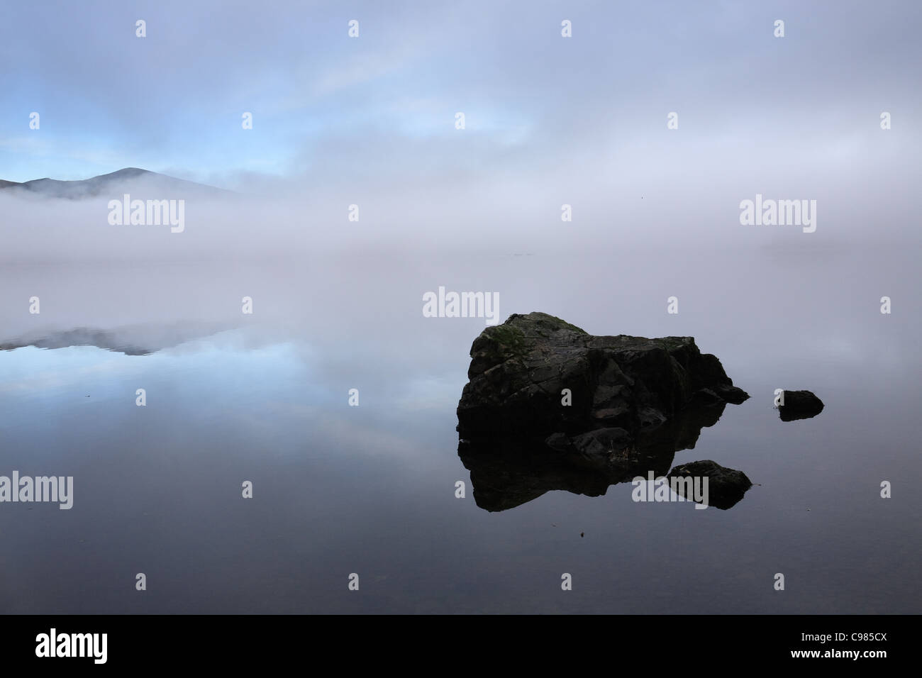 Foschia sopra Derwent Water Lake District inglese, Cumbria, Regno Unito Foto Stock