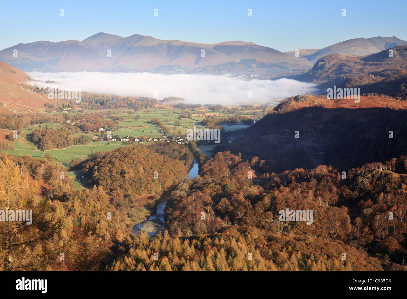 Grange e Derwent Water visto dalla rupe del castello, Lake District inglese, Cumbria, Regno Unito Foto Stock