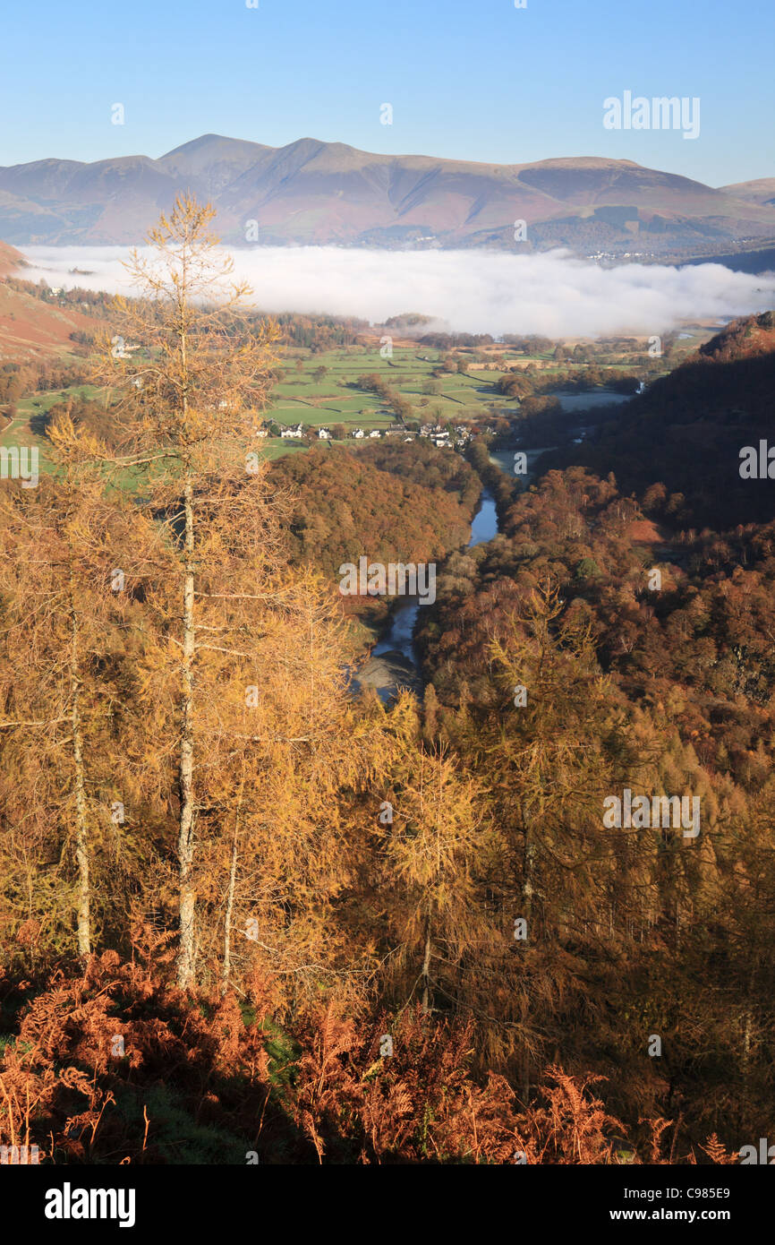 Grange e Derwent Water visto dalla rupe del castello, Lake District inglese, Cumbria, Regno Unito Foto Stock