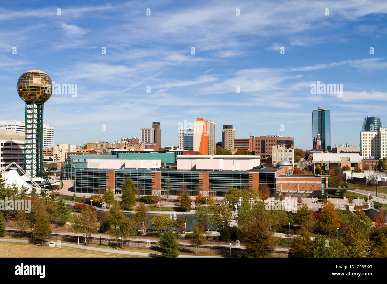 Edifici per uffici e alte torri riempire lo skyline del centro cittadino di Knoxville, Tennessee. Foto Stock