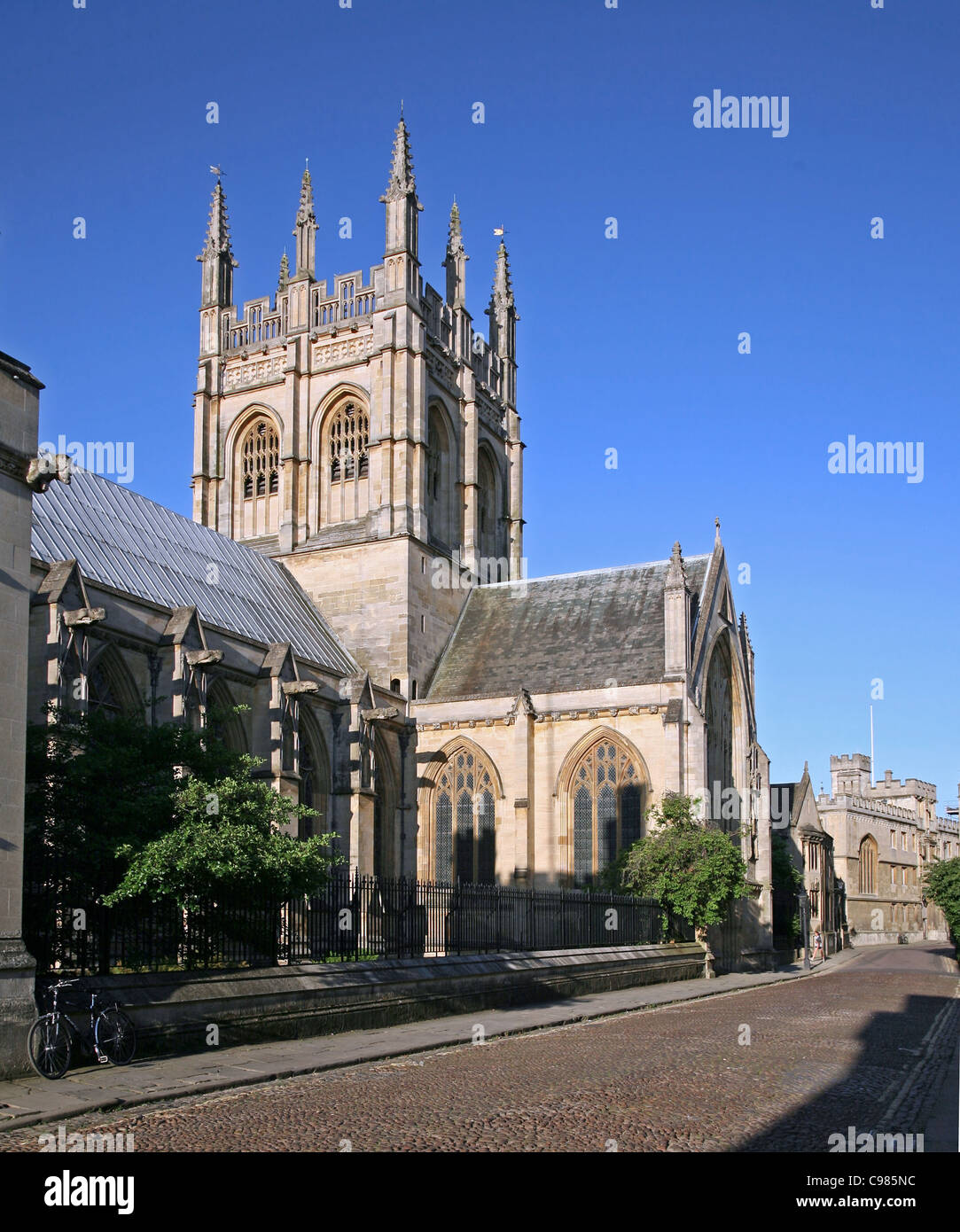 Università di Oxford, Merton College Chapel visto dalla strada Foto Stock