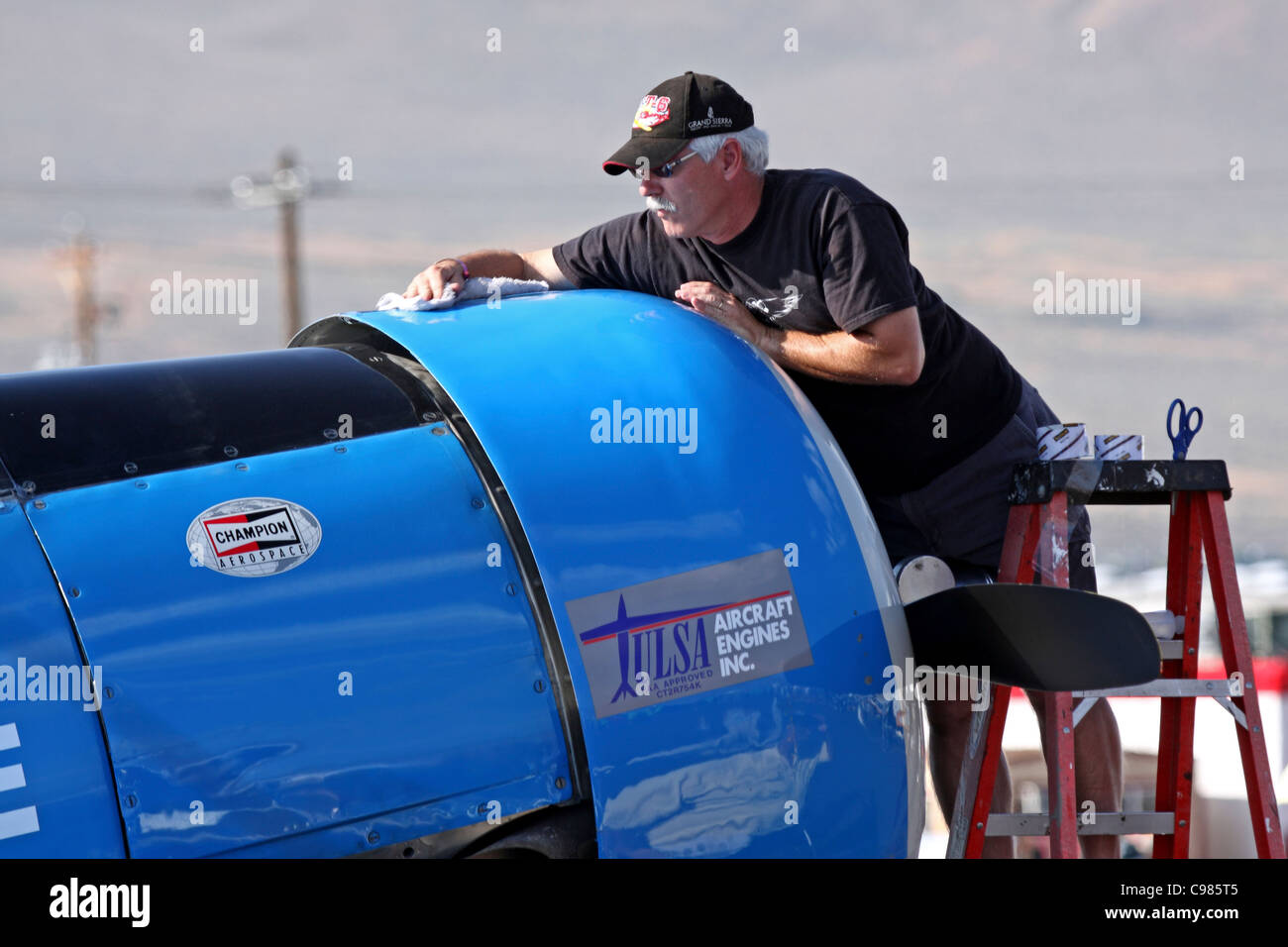 La velocità del nastro e il polacco è applicato ad un T-6 durante il 2011 Campionato Nazionale di gare di aria per aumentare la velocità. Foto Stock