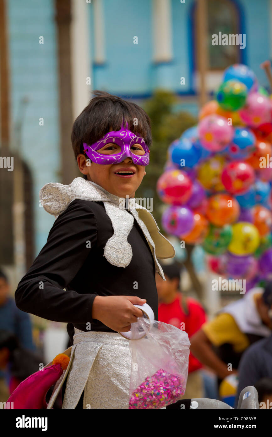 Acrobati rimbalzare su palafitte intrattengono il pubblico in una street parade di Celendin, Perù. Foto Stock