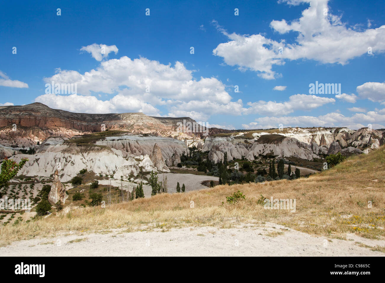 Le ombre delle nuvole stray raggi solari su ceneri vulcaniche montagne di strati di attività, calcare e formazione di arenaria paesaggio Foto Stock