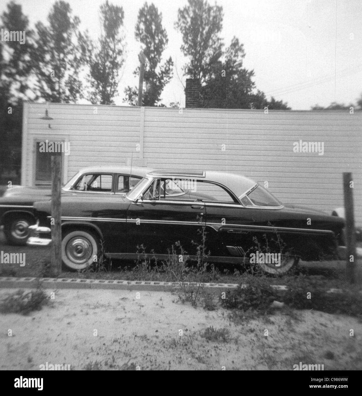 Indiana per la cultura automobilistica degli anni sessanta in bianco e nero parcheggiato degli anni cinquanta vetture car lot Foto Stock