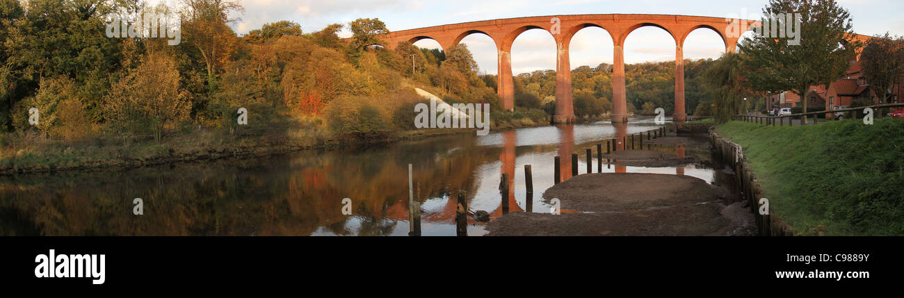 Vecchio stile vittoriano in disuso viadotto ferroviario su fiume Esk vicino a Whitby. Foto Stock