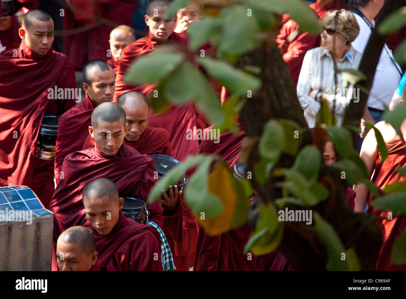 AMARAPURA, MYANMAR: giovani monaci sono in attesa in linea per un pranzo in Maha Ganayon Kyaung monastero a Amarapura vicino a Mandalay, Foto Stock