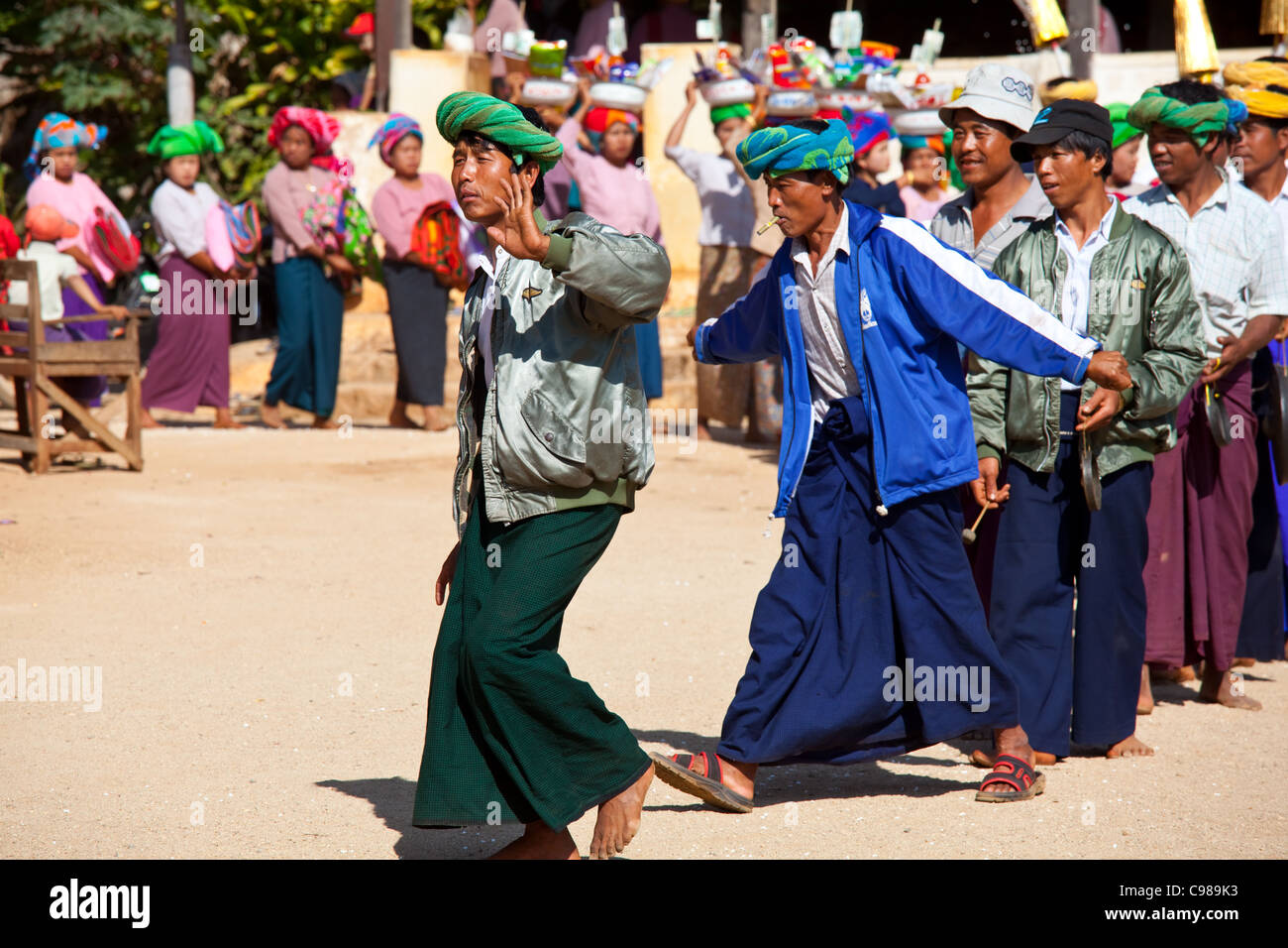 Festival in onore di giovani ragazzi che stanno diventando il debuttante monaci in Ti Daing monastero in Pa'O del villaggio del popolo, Myanmar,Shan Foto Stock