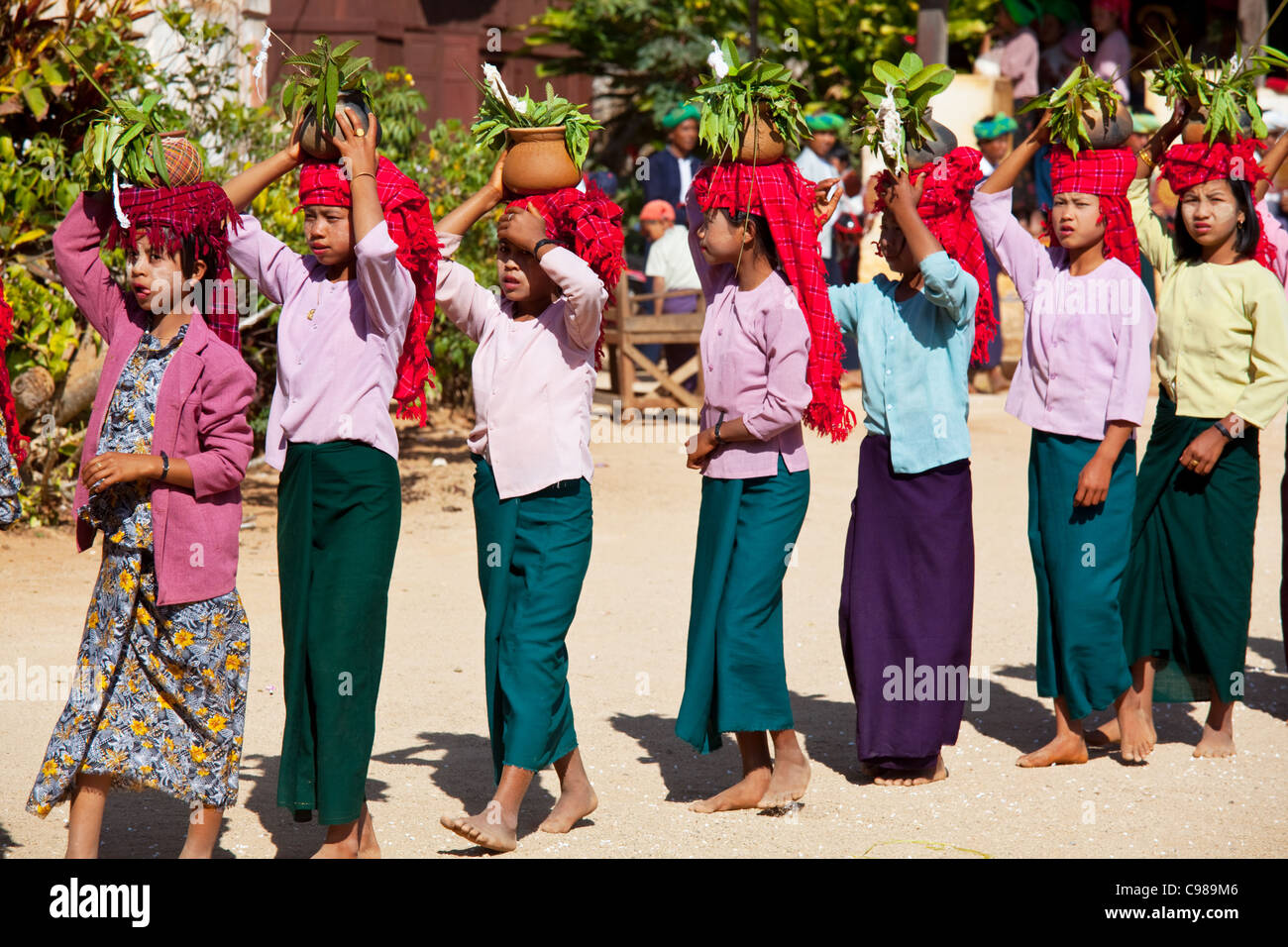 Festival in onore di giovani ragazzi che stanno diventando il debuttante monaci in Ti Daing monastero in Pa'O del villaggio del popolo, Myanmar,Shan Foto Stock