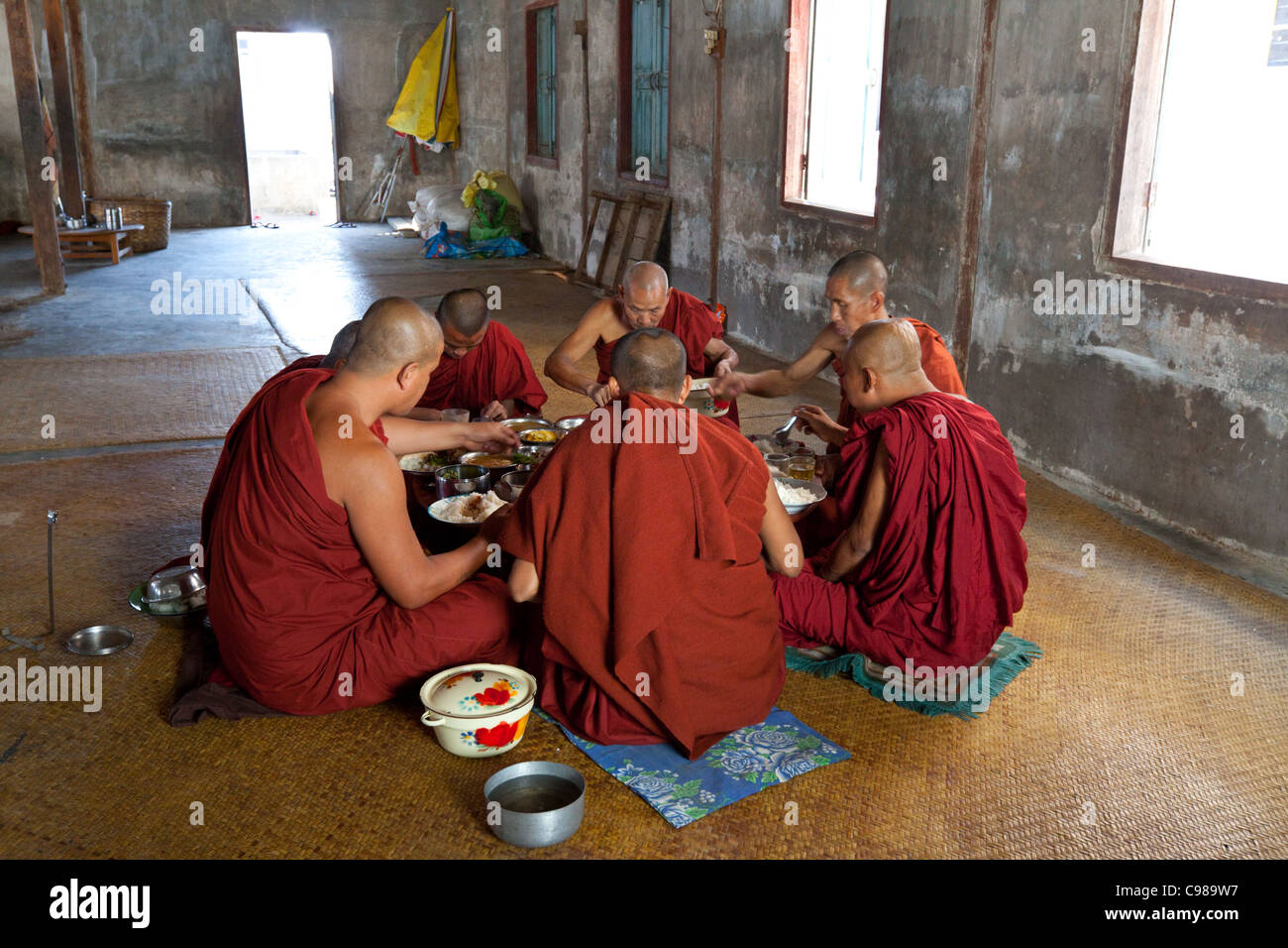 I monaci buddisti alla cena in Shwe Yan Pyay monastero, Lago Inle il 2 febbraio 2011 in Nyaungswe, Myanmar Foto Stock