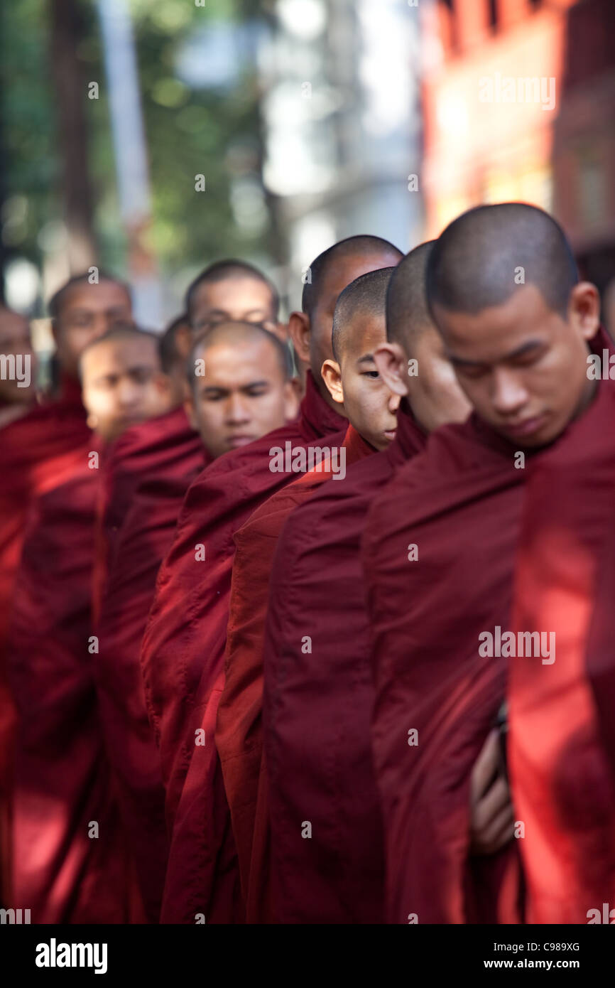 AMARAPURA, MYANMAR: giovani monaci sono in attesa in linea per un pranzo in Maha Ganayon Kyaung monastero a Amarapura vicino a Mandalay, Foto Stock