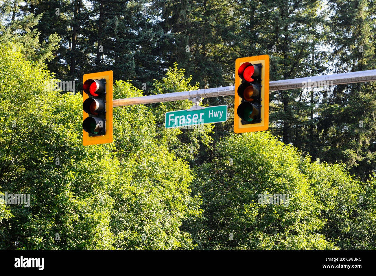 Cartello stradale e semafori su Fraser Highway, Vancouver. Foto Stock