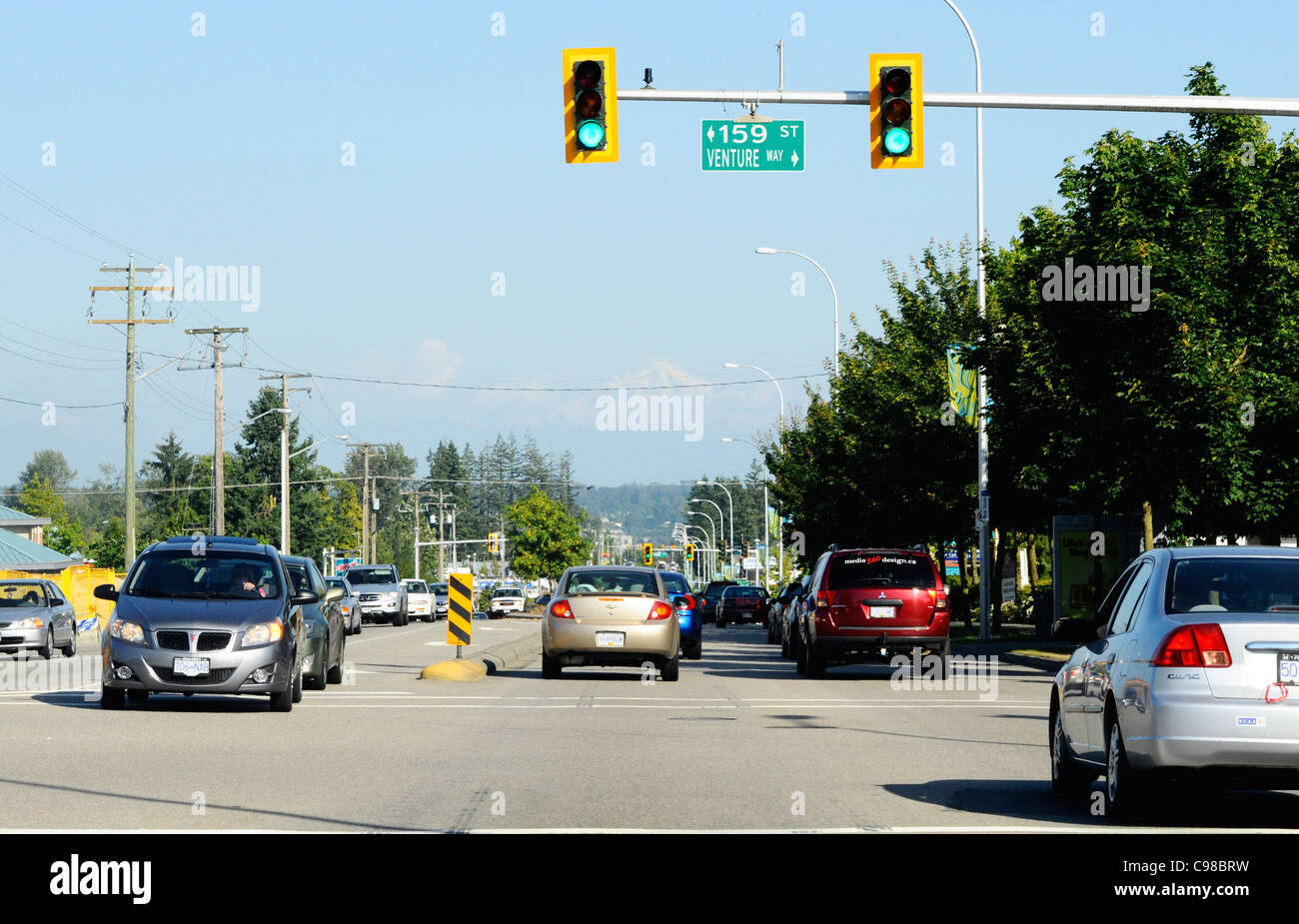 Le vetture in Fraser Highway, Vancouver. Foto Stock