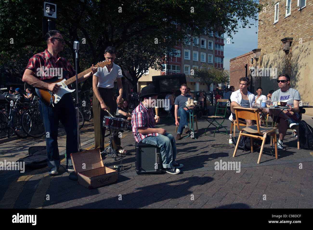 Buskers in Broadway Market hackney Londra Foto Stock