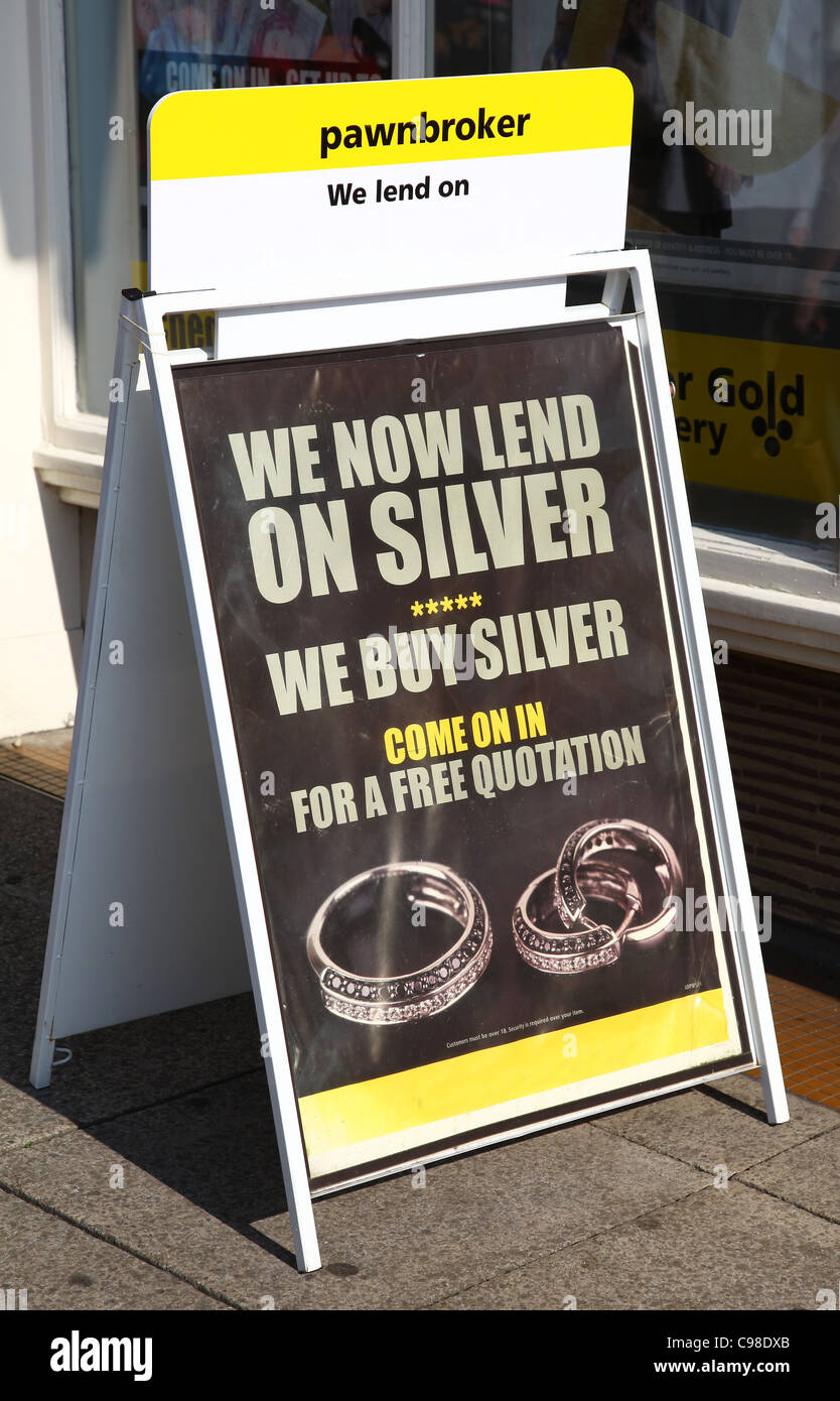 Un pawnbroker un segno in strada la pubblicità che essi prestano su oggetti in argento Foto Stock
