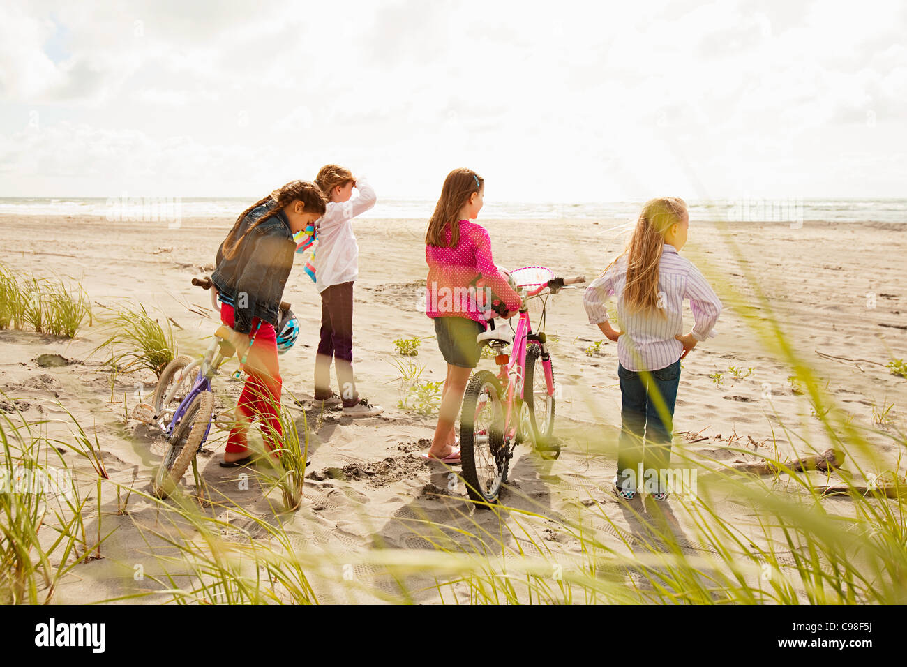 Le ragazze in piedi con le biciclette beach Foto Stock