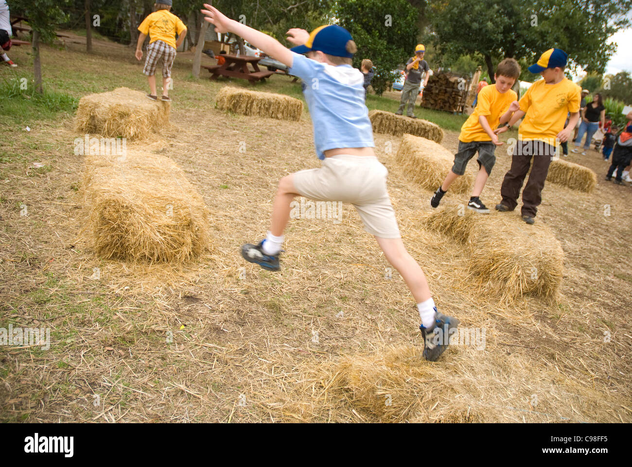 Cub Scout jumping balle di fieno Foto Stock