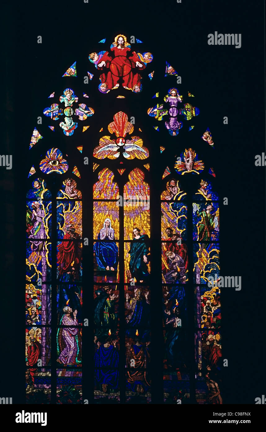 La Pentecoste stainglass dal pittore Max Schvabinski, St Guy cattedrale, Praga, Repubblica Ceca Foto Stock