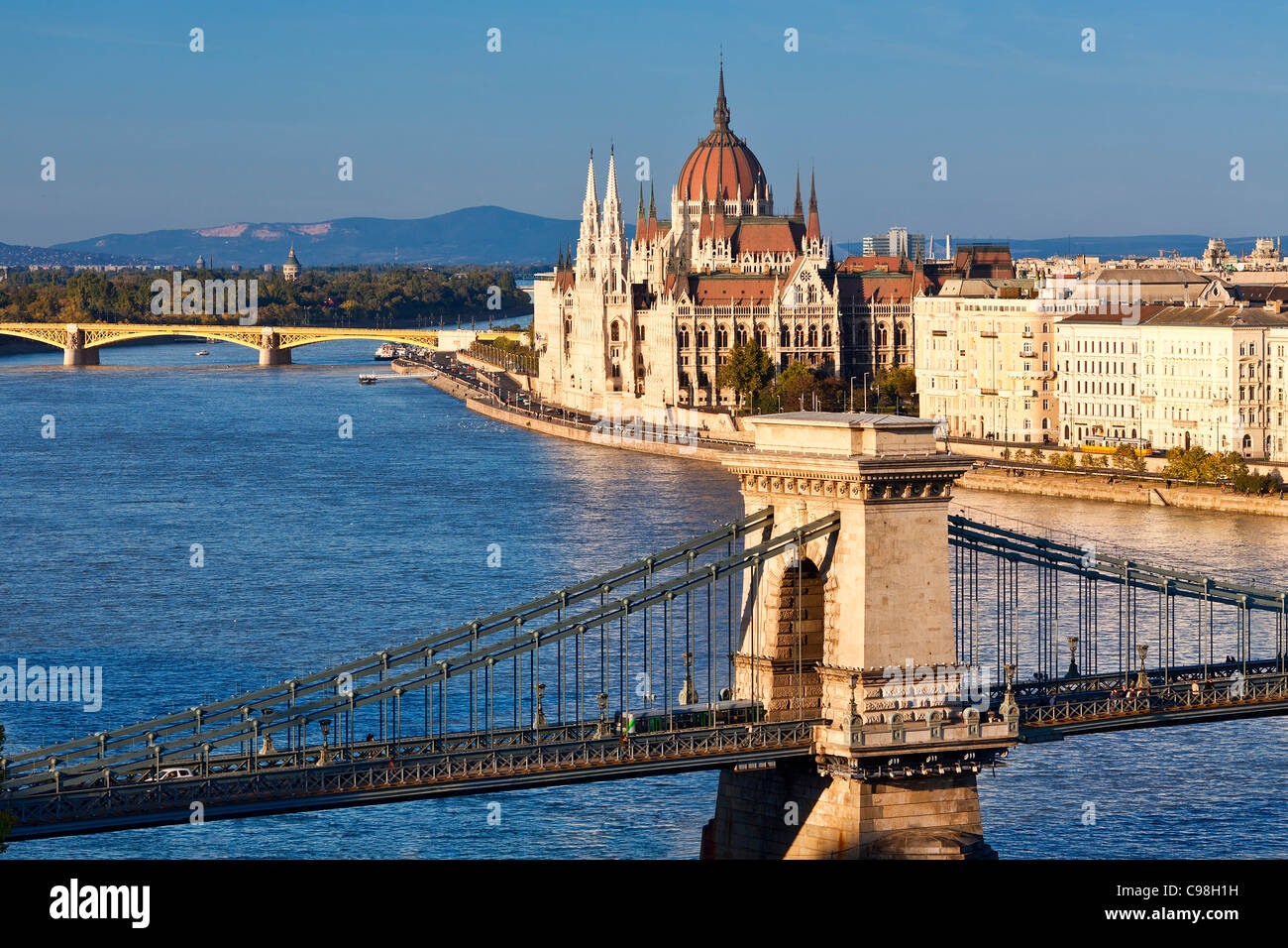 Budapest, catena ponte sul fiume Danubio e ungherese e il Palazzo del Parlamento Foto Stock