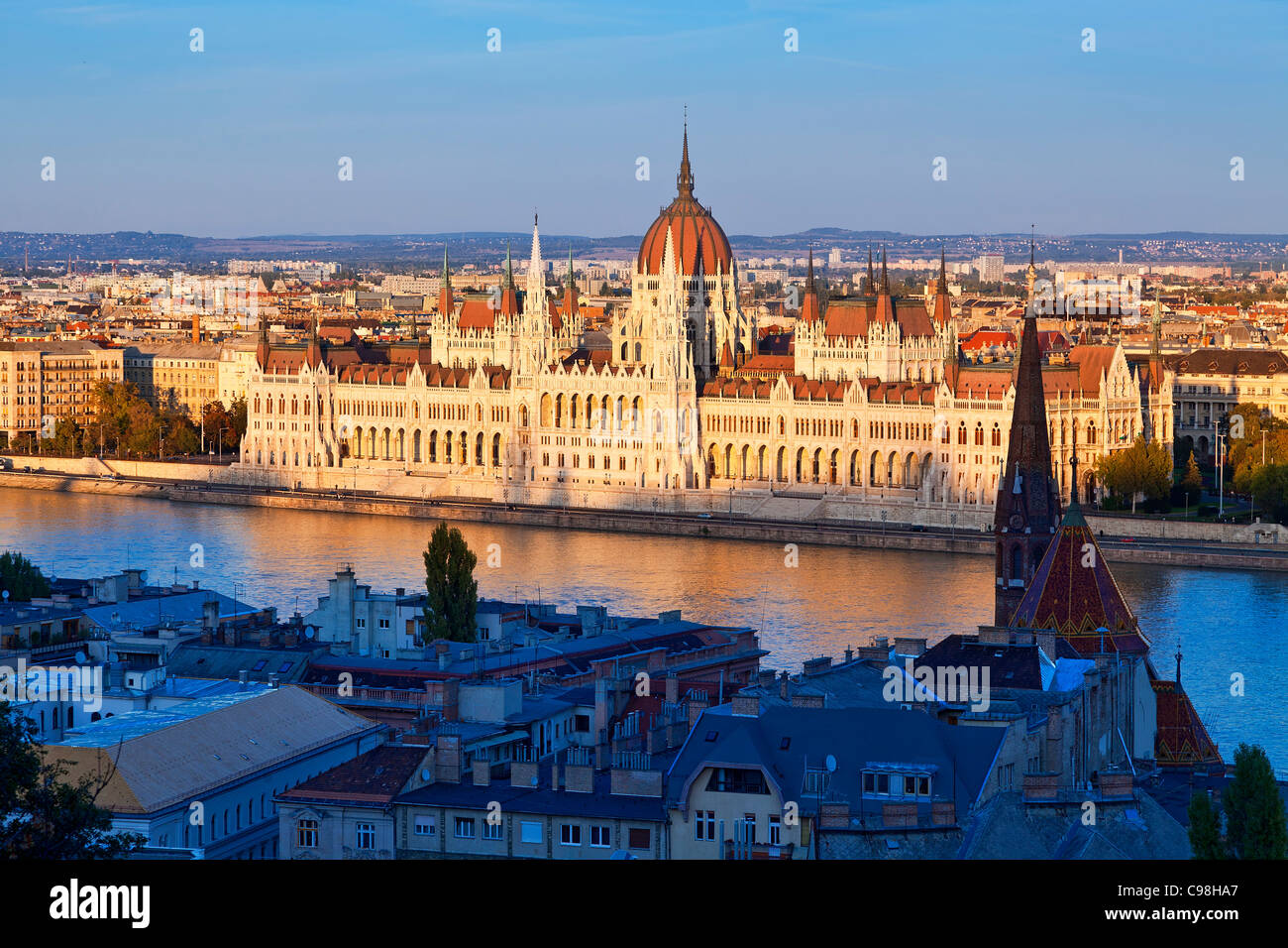 Budapest, Parlamento ungherese edificio vista dal Bastione dei Pescatori Foto Stock
