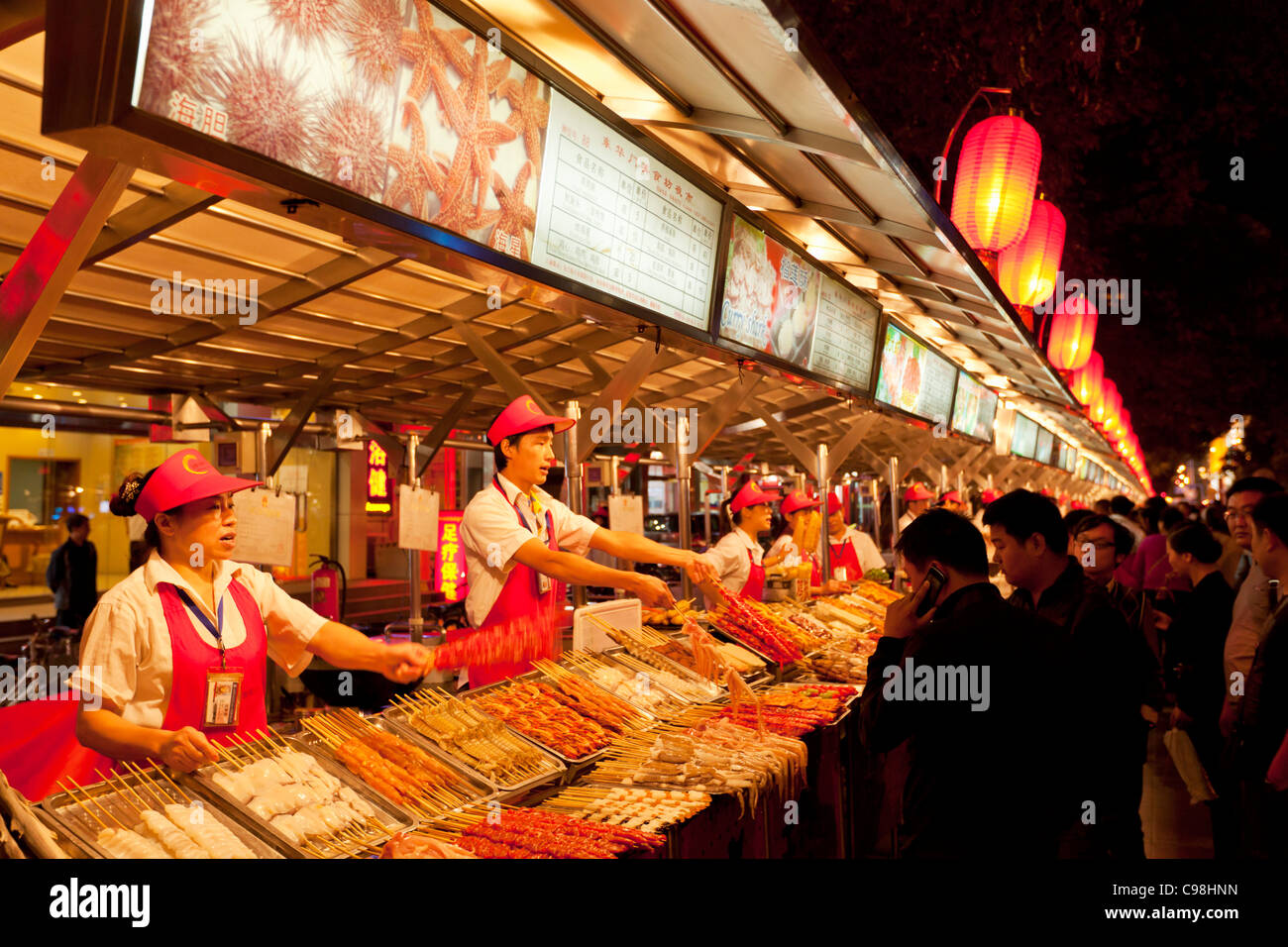 Wangfujing mercato notturno, Pechino, Repubblica Popolare Cinese, in Asia Foto Stock