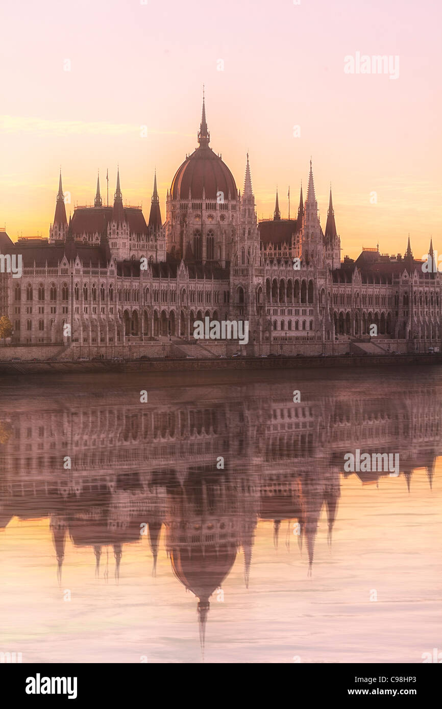 Budapest, ungherese del Palazzo del Parlamento di Sunrise Foto Stock