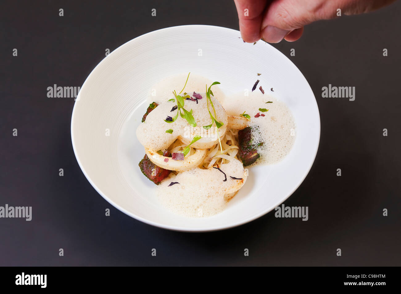 Ricetta con calamari e manzo di Kobe, Ristorante Sa Qua na 22, pl. Hamelin Honfleur (14600) Francia TÉL : +33 2 31 89 40 80 Chef un Foto Stock